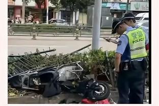 这风景慕了！C罗在泳池泡澡，笑对镜头